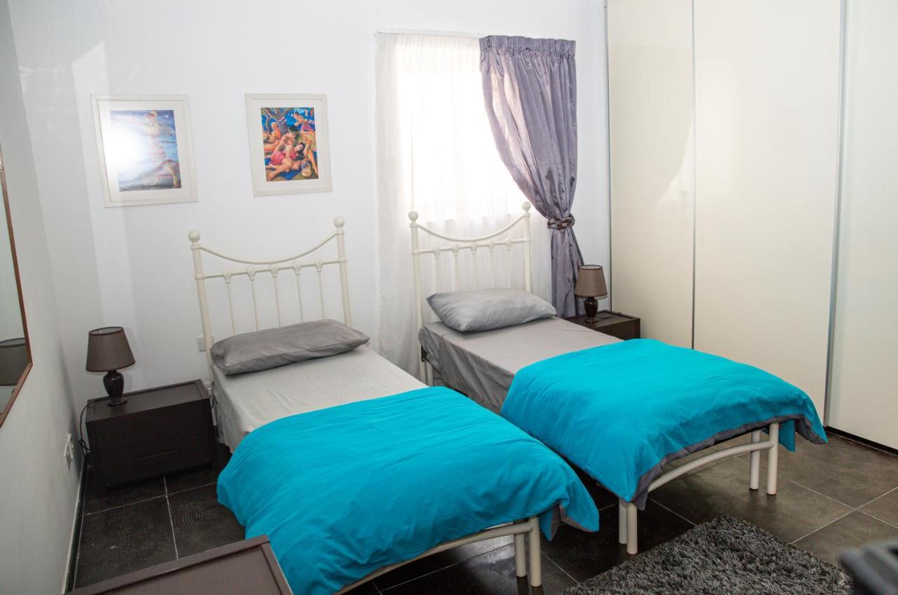 Апартаменти Dolmen Court Flat 10, Qawra Сент-Полс-Бей Екстер'єр фото