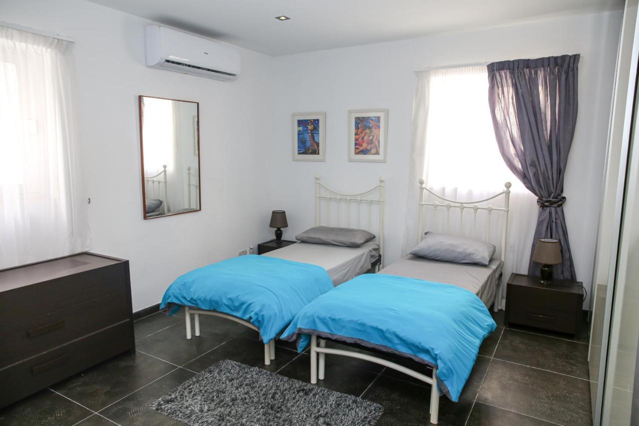 Апартаменти Dolmen Court Flat 10, Qawra Сент-Полс-Бей Екстер'єр фото