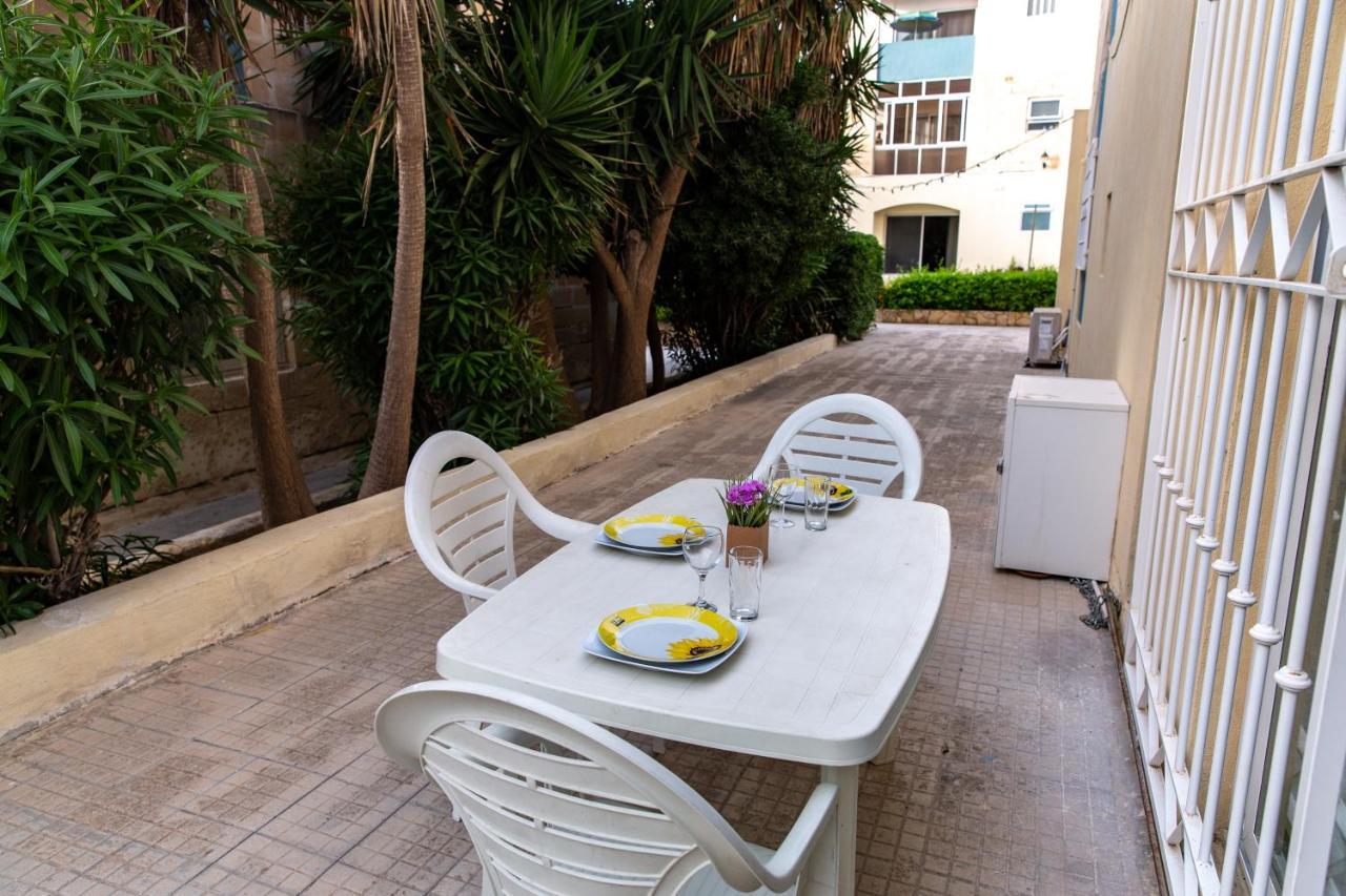 Апартаменти Dolmen Court Flat 10, Qawra Сент-Полс-Бей Екстер'єр фото